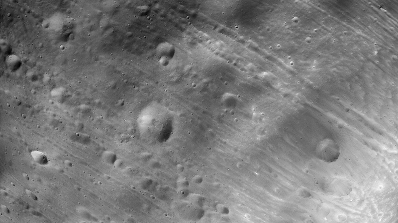 Illustration for article titled One of Mars' Moons Is Literally Pulling Itself to Pieces